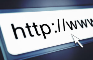 Et billede af et domænenavn vist i en webbrowseradressefelt, der repræsenterer en virksomheds online identitet og tilstedeværelse